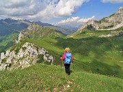 65 Prisca in discesa per il Passo e Lago Branchino ...